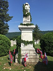 Una imagen del Confederate Memorial adornado con una guirnalda de hoja perenne para el Confederate Memorial Day en 2015