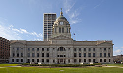 The Allen County Courthouse, looking west in 2012. Cortes del Condado de Allen, Fort Wayne, Indiana, Estados Unidos, 2012-11-12, DD 01.jpg