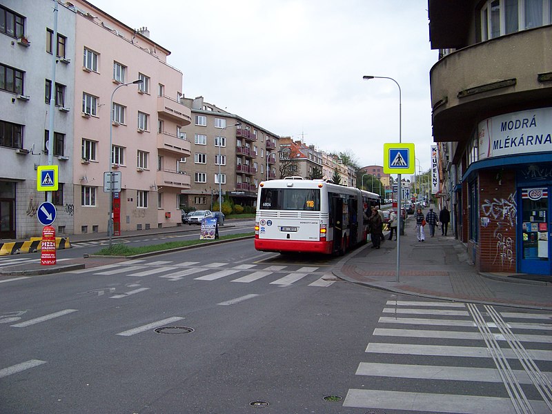 File:Dvorecké náměstí, Jeremenkova, autobus v zastávce.jpg