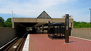 Station East Falls Church vanaf het inkomende einde van platform.jpg