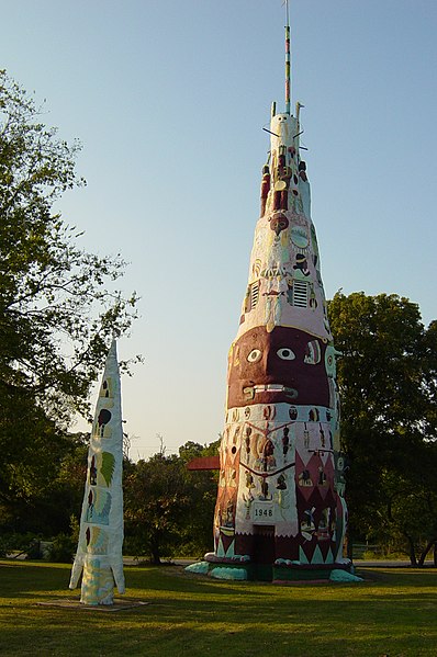 File:Ed Galloway's Totem Pole Park.jpg