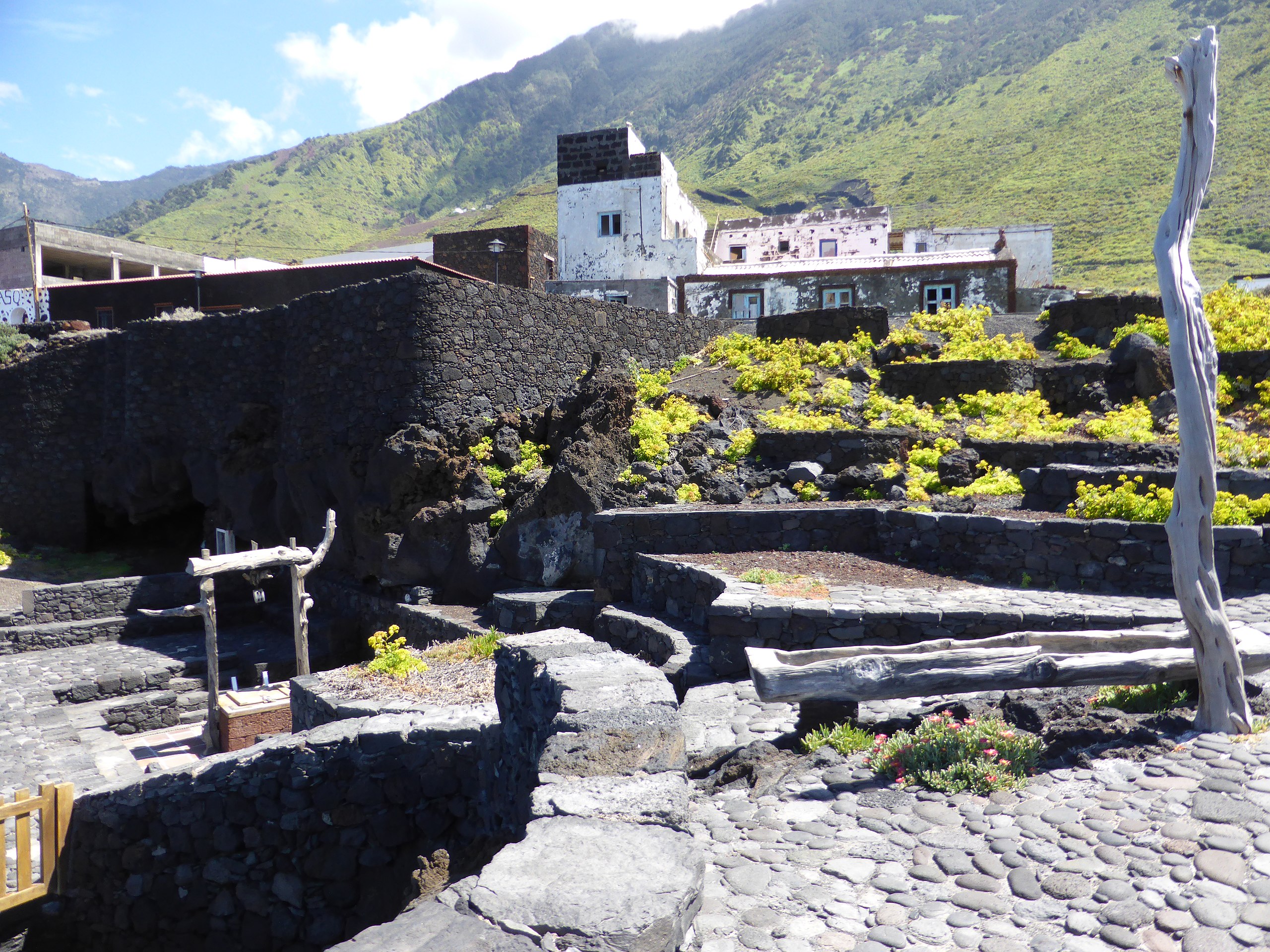Archivo:El Pozo de la Salud y Casa Rosa, El Hierro, Canarias, España.JPG -  Wikipedia, la enciclopedia libre