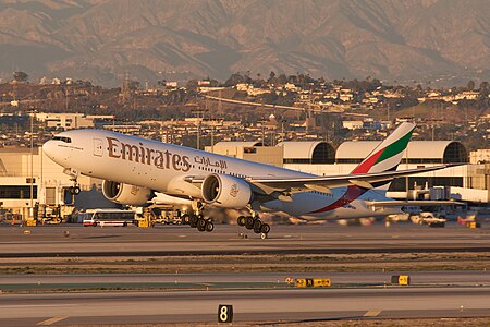 Tập_tin:Emirates_A6-EWA_Boeing_777-200LR_taking_off_from_LAX_(5222343985).jpg