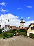 Le temple et l'école primaire.