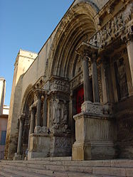 Facade abbatiale saint-gilles-du-gard.JPG