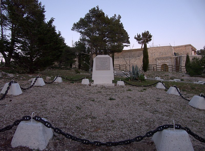 File:Faron memorial (2338141797).jpg