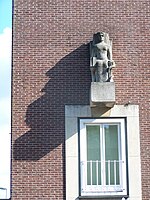 "Hygiea" gemaakt door Fieke Smit in 1960, geplaatst tegen de muur van het voormalige hoofdkantoor van de zorgverzekeraar (Voorzorg en Hulp bij Ziekte (VHZ)) aan de Nicolaas Beetsstraat.