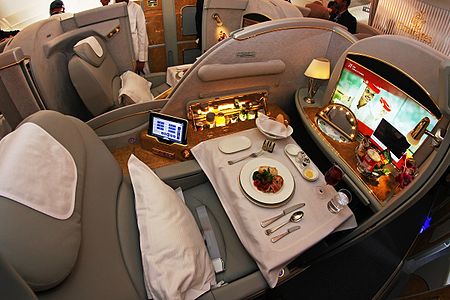 Tập_tin:First_Class_Private_Suites_on_Emirates_Airbus_A380_(A6-EEM).jpg