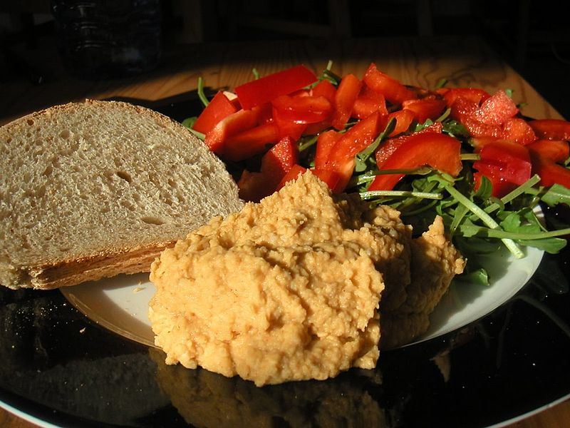 File:Flickr - cyclonebill - Brød, hummus og salat.jpg