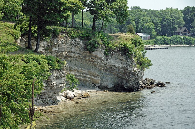 File:Folded dolostones (Put-in-Bay Dolomite over Tymochtee Dolomite, Upper Silurian; South Bass Island, Lake Erie, Ohio, USA) 3 (48632921191).jpg