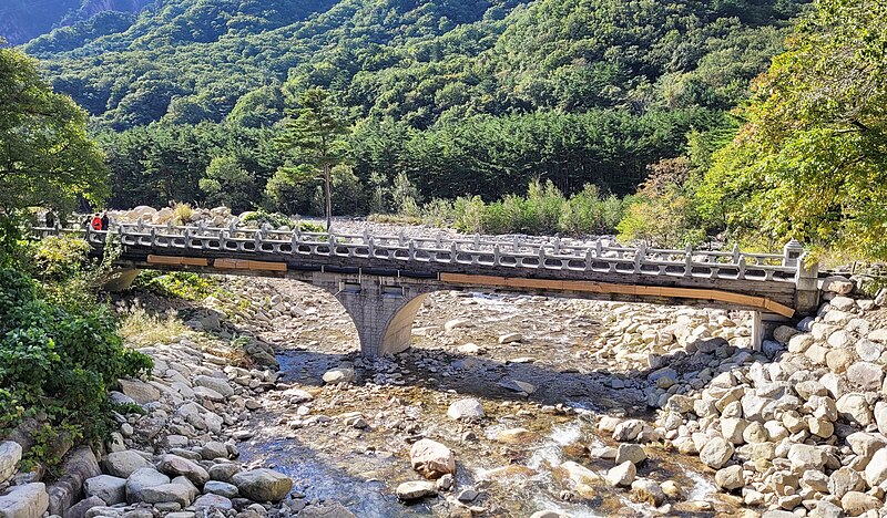 File:Footbridge at Seoraksan National Park.jpg