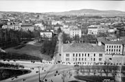 Frederiks gate sett fra Stortingsgaten 28 i 1933. Vest for gata ligger blant annet Nisseberget i Slottsparken, øst universitetsbygningene ved Karl Johans gate og Historisk museum med Tullinløkka bak. Foto: Anders Beer Wilse / Oslo Museum