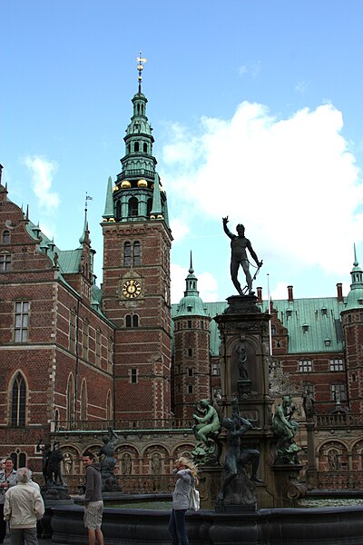 File:Frederiksborg slot 20090818 08.JPG