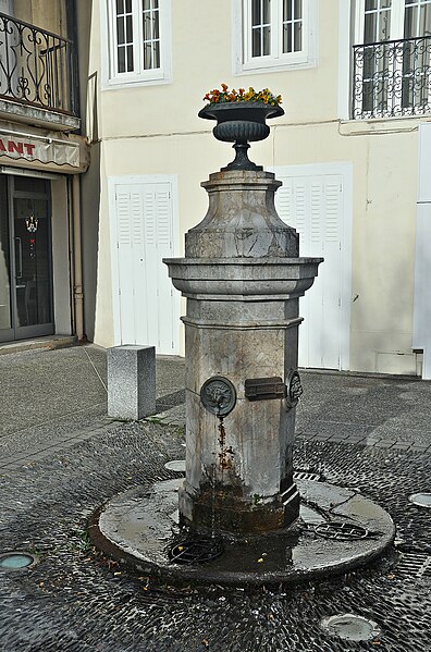 File:Fuente de la Av de Allés D'etigny-Bagnéres de Luchon.JPG