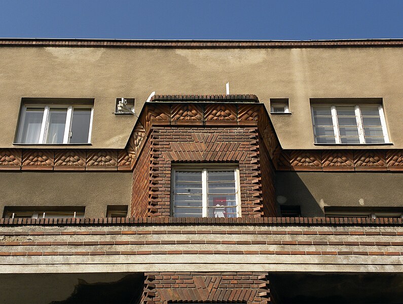 File:Gemeindebau Sebastian-Kelch-Gasse 5-7 - Detail.jpg