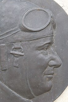 Médaille représentant le profil du général Georges Pelletier Doisy sur le monument érigé à Saulzay-le-Potier.