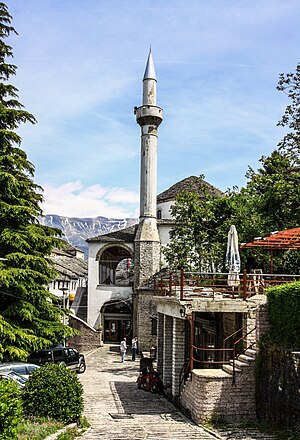 Gjirokastër: Ismijiet u etimoloġija, Storja, Ġeografija