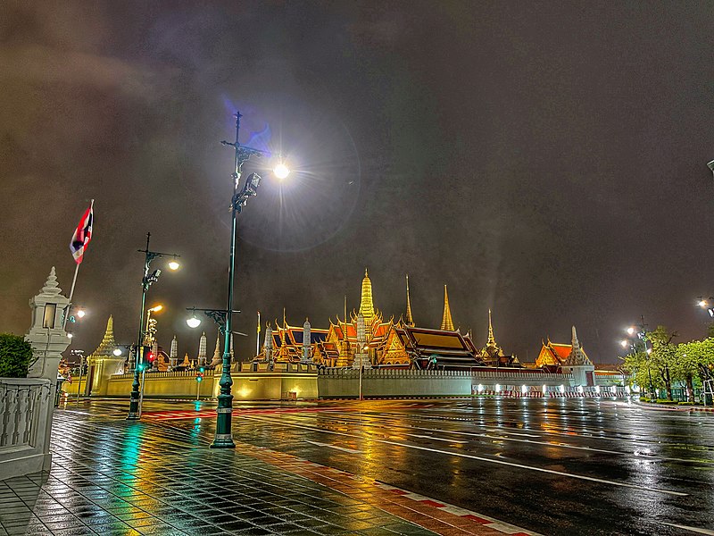 File:Grand Palace at a night in Bangkok.jpg