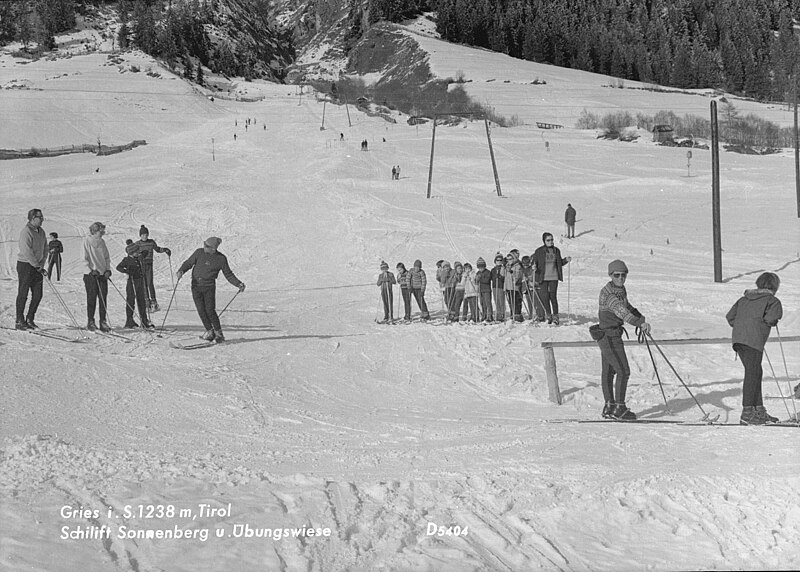 File:Gries im Sellrain Skilift Sonnenberg und Übungswiese.jpg