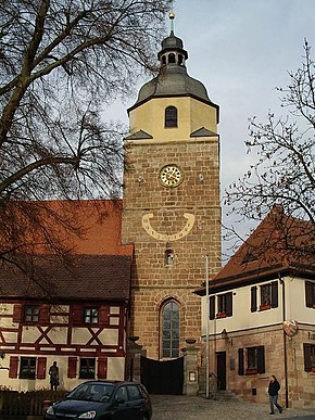 Grossgruendlach-kirche-westturm-u-rathaus-vs.jpg