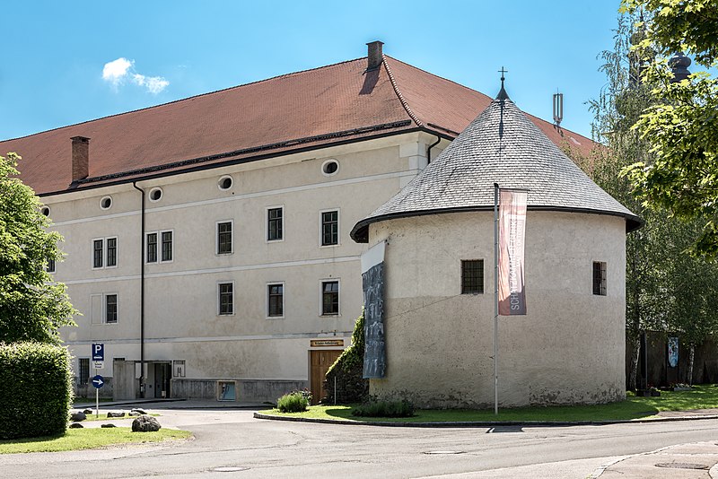 File:Gurk Domplatz 1 Stiftsanlagen NW-Ecke Sandturm NW-Ansicht 13062017 9389.jpg