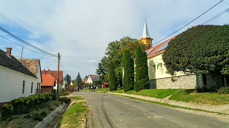 File:Hásságy, templom, Kossuth utca.jpg