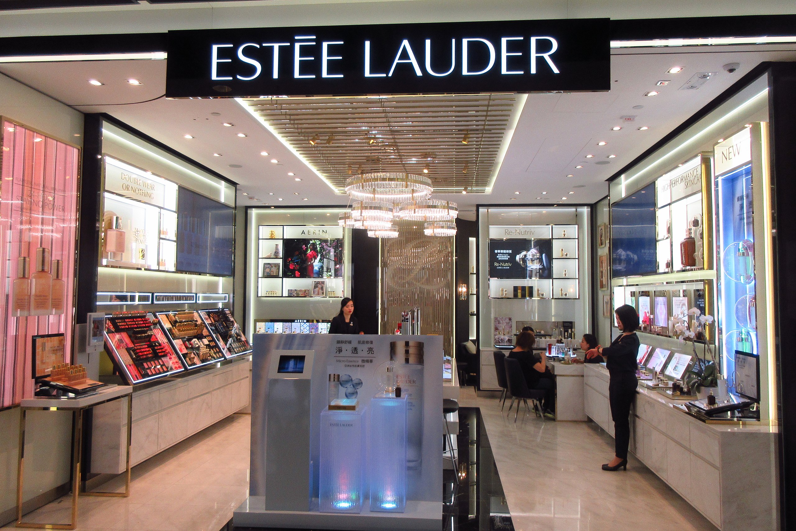 Central IFC mall shop 2018 Estee Lauder.jpg - Wikimedia