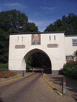 Opmerkelijke doorgang over de openbare weg in het dorp