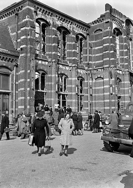 File:HUA-152772-Afbeelding van reizigers bij het door oorlogshandelingen vernielde N.S.-station Nijmegen te Nijmegen.jpg