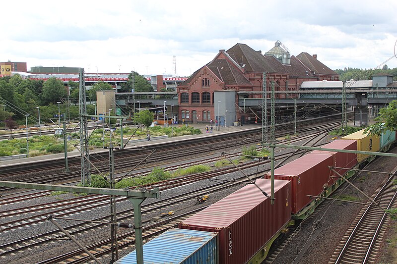 File:Hamburg-Harburg station, viewed from NV to SE.jpg