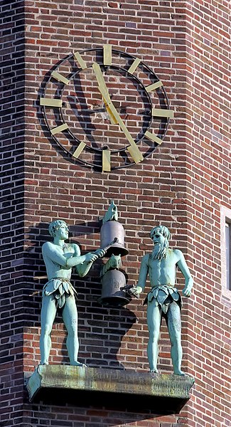 File:Haus Neuerburg Köln - Figuren und Uhr am Turm (9669-71).jpg