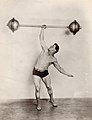 Heinrich Steinborn ao levantar peso com uma mão c. 1920