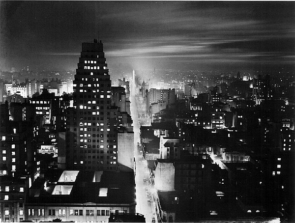 City lights along Corrientes Avenue shortly before its widening in the 1930s.