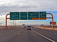 Interstate 25 (Pan-American Freeway) mendekati persimpangan Big I di Albuquerque, New Mexico, AS