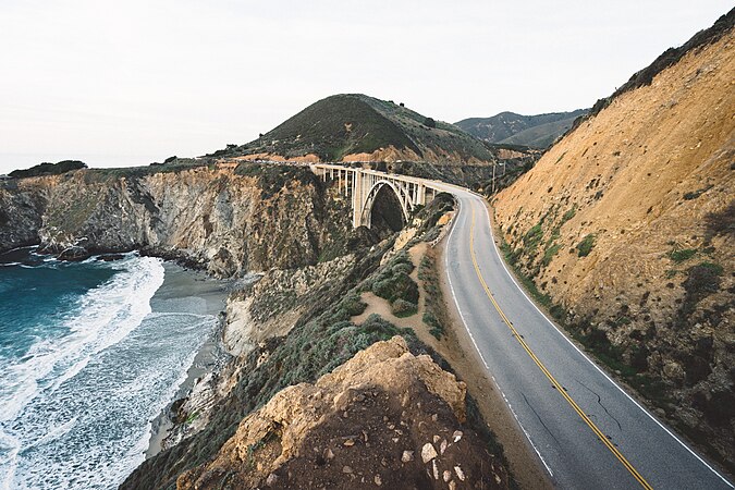 Дорога по побережью. США big sur California дорога. Кипр серпантин. Дорога море горы. Дорога вдоль моря.