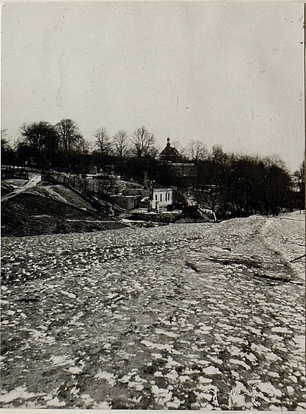 File:In Brand geschossenes Haus am Friedhof Pilica.Im Hintergrund die Kapelle. (BildID 15538249).jpg