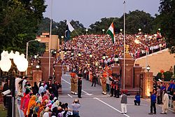 La cerimonia serale dell'ammaina bandiera al confine internazionale India-Pakistan vicino a Wagah. Preso dalla parte pakistana
