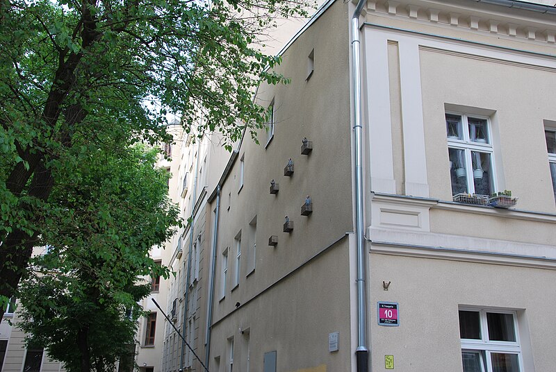 File:Isaac Cordal's 'Neighbours', Łódź 10 Traugutta Street 11.jpg