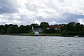 Iso Mustasaari. Taustalla Suomenlinnan kansakoulu, Kurtiinitalon ja bastioni Bielke 2019-09-14.jpg