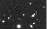 Animation de trois images de la lune irrégulière de Jupiter Isonoe (S/2000 J 6), prises par David Jewitt à l'aide du télescope Canada-France-Hawaii (CFHT) de 3,6 mètres le 9 décembre 2001. Chaque image a été prise à environ 30 minutes d'intervalle, montrant le mouvement de la lune par rapport aux étoiles et galaxies de fond. Isonoe, qui a une magnitude apparente de 23,0, disparaît de la vue dans la troisième image.