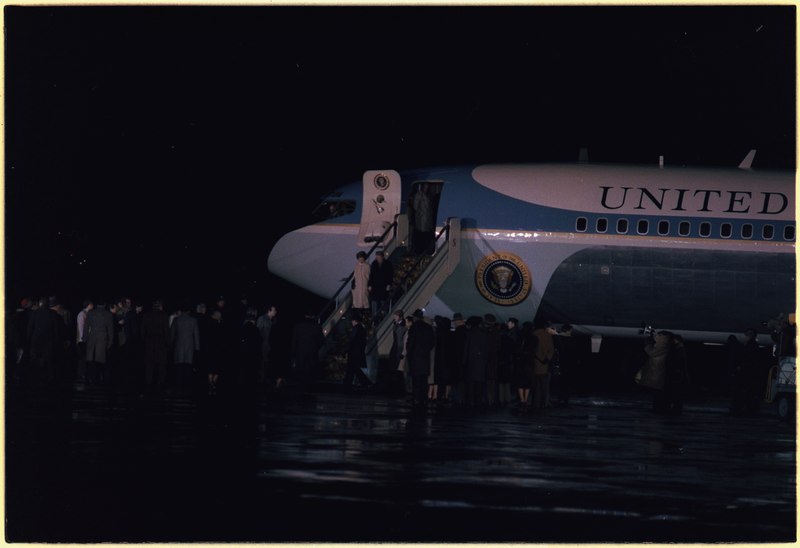 File:Jimmy Carter and Rosalynn Carter disembark Air Force One at their arrival in Warsaw, Poland. - NARA - 177293.tif