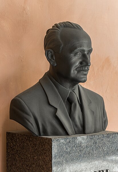 File:Johann Radon (1887-1956), Nr. 107, bust (bronze) in the Arkadenhof of the University of Vienna-2902.jpg