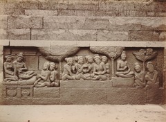 KITLV 103632 - Kassian Céphas - Bas-relief at Borobudur near Magelang - 1890-1891.tif