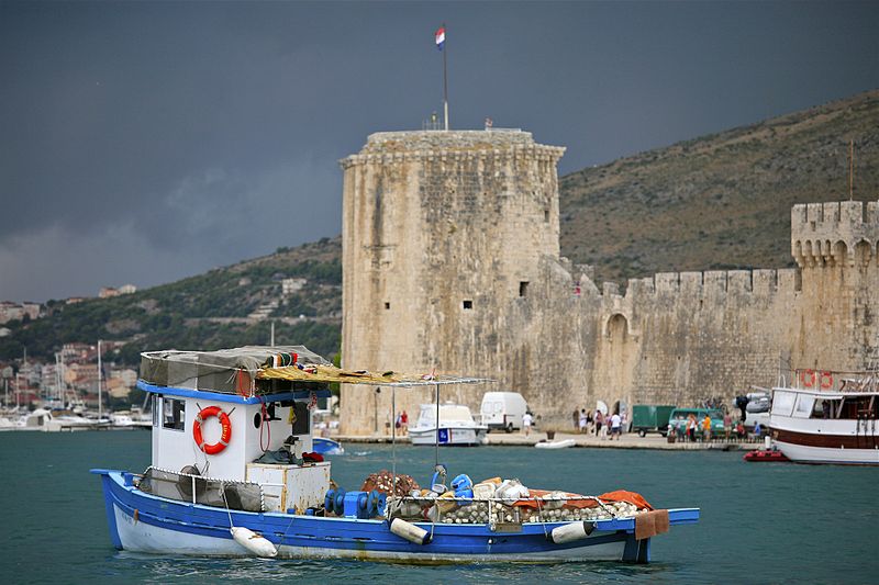 File:Kamerlengo Castle and the Fishing Boat (5975779114).jpg