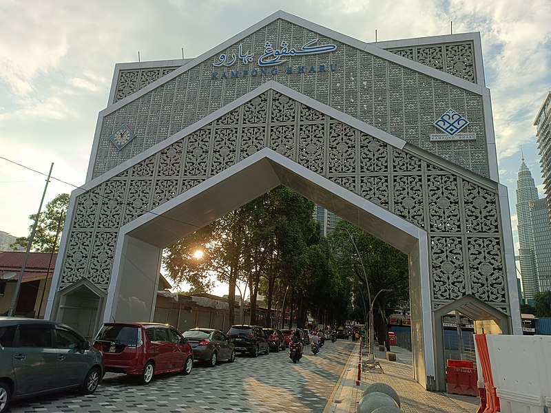 File:Kampong Bharu gate (220813).jpg