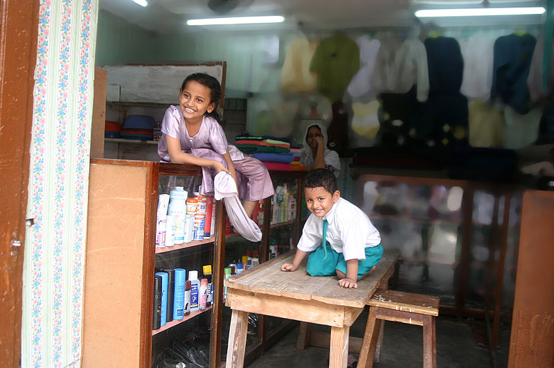 File:Kids in their mother store in Zanzibarn.jpg