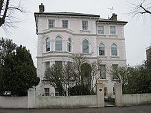 Grande casa em terreno espaçoso.