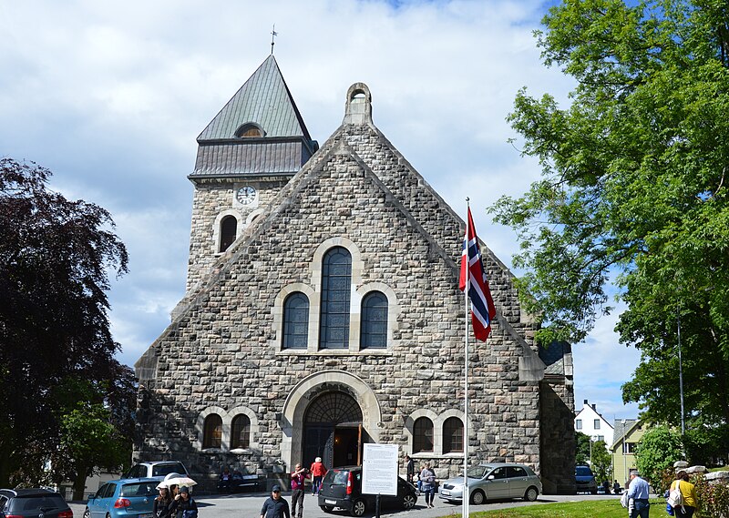 File:Kirche von Alesund Portal.jpg