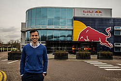 Kling Sándor a Red Bull Forma 1-es csapat főhadiszállása előtt 2018-ban