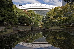 Koishikawa Kōraku-enin puutarha ja Tokyo Dome -areena